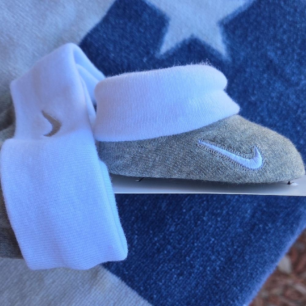🧡Nike Infant Gray and White Hat and Booties Set - Picture 3 of 3